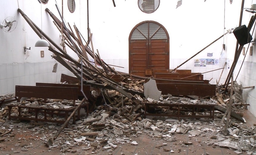 Devido à forte chuva, parte do teto de igreja desaba no Retiro