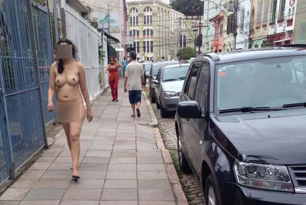 Mulher pelada anda pelas ruas do centro de Porto Alegre