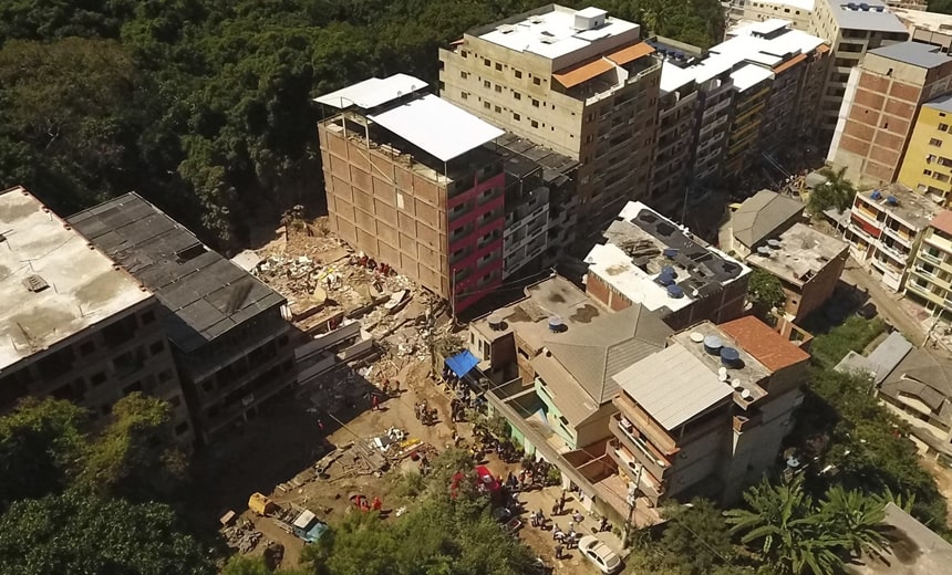 Menino de 12 anos é resgatado com vida de escombros de prédios, no Rio