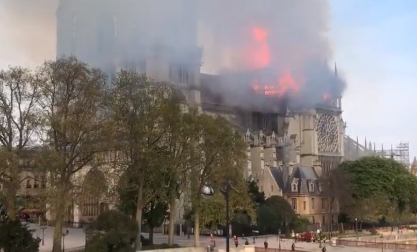 Incêndio atinge Catedral de Notre-Dame em Paris; polícia aposta em acidente