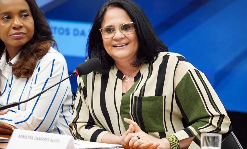 Ministra Damares diz que a mulher deve ser submissa ao homem no casamento; entenda