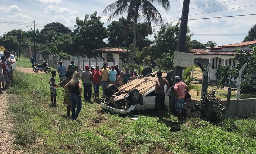 Motorista passa mal e capota carro na BA-242