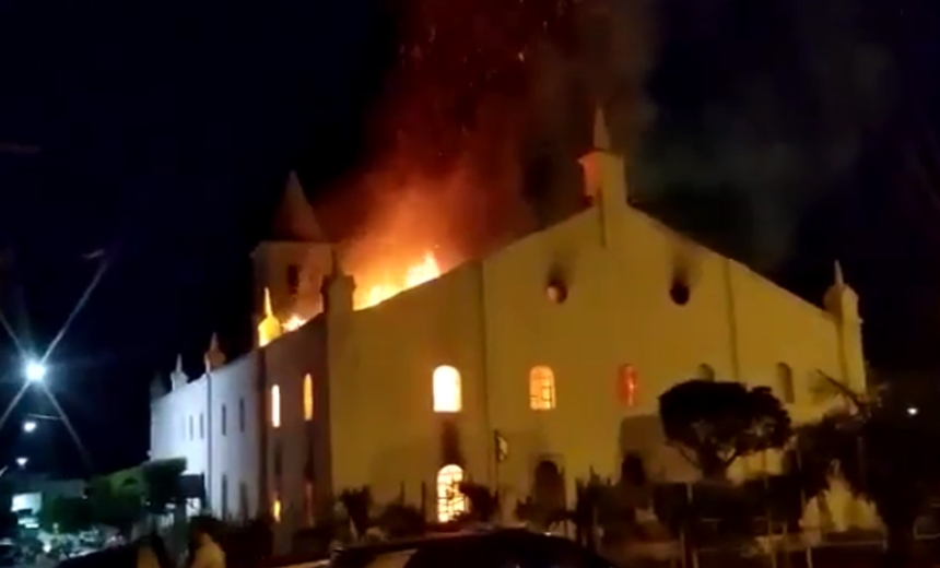 Incêndio de grande proporção atinge igreja em Monte Santo e deixa um ferido; assista