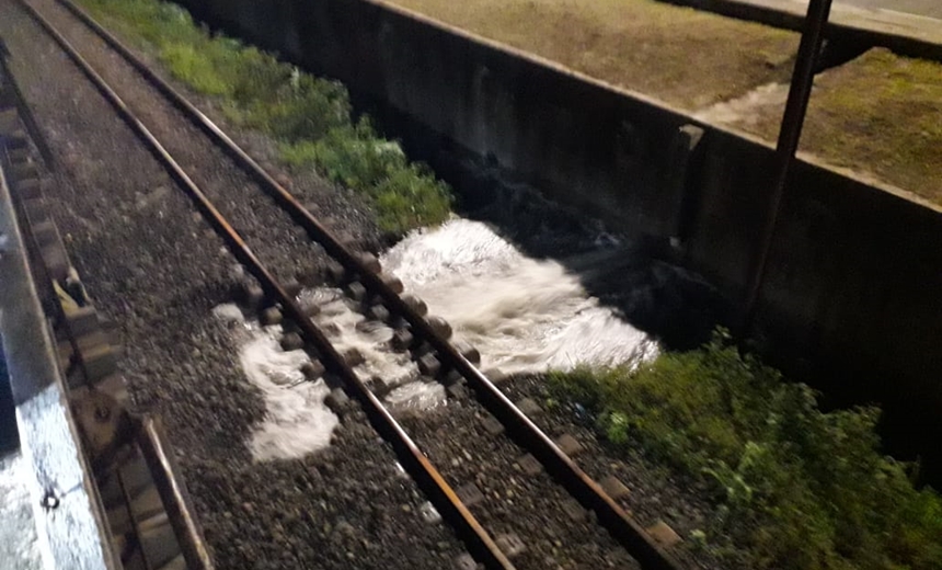 Rompimento de tubulação paralisa operação de trens do subúrbio, em Salvador; assista