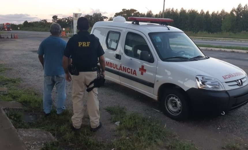 Homem é detido após ser flagrado dirigindo ambulância sem placa e com CNH falsa