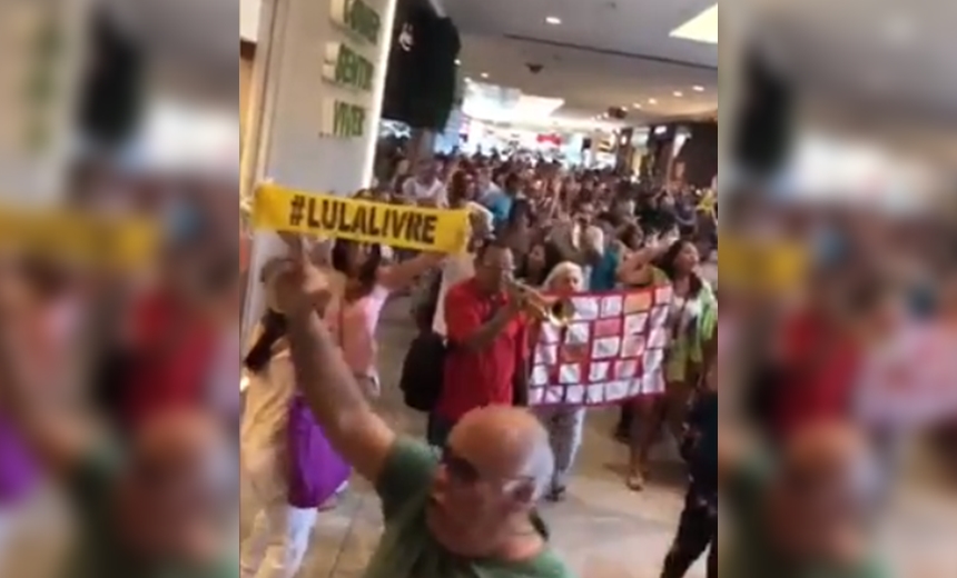 Militantes do movimento &#8220;Lula Livre&#8221; fazem &#8216;trompetaço&#8217; em shopping de Salvador