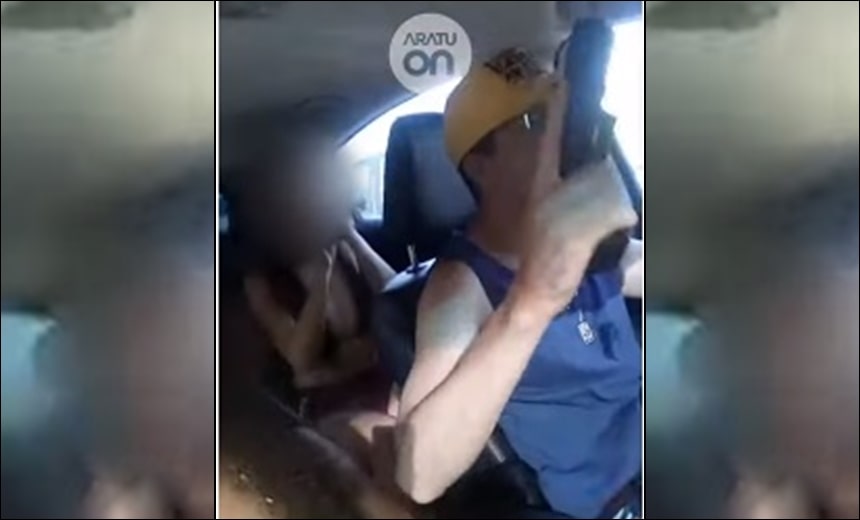 Em &#8220;balada&#8221; com três mulheres, suposto PM saca arma dentro de carro; veja vídeo