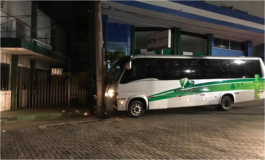 Veja vídeo: motorista de ônibus perde o controle e colide em poste na Barra