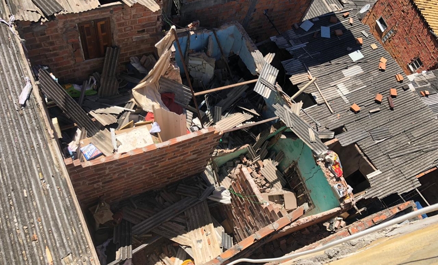 Casa desaba no bairro de Itapuã, em Salvador