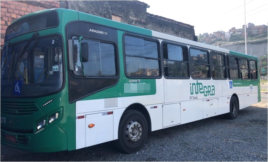 Pela 2ª vez na semana, porta de ônibus se solta em rua de Salvador; mulher se feriu