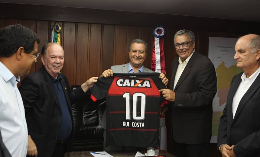 Torcedor do Bahia, Rui posa sorridente com camisa do Vitória