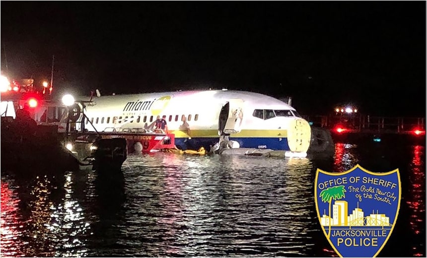 Em tentativa de pouso durante tempestade, avião sai da pista e cai em rio na Flórida-USA