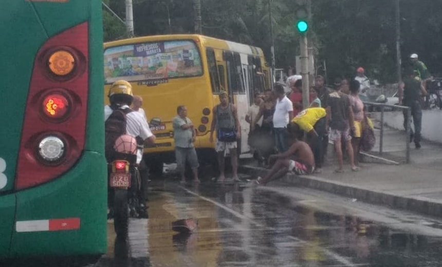 Acidente envolvendo ônibus e carro deixa um ferido na avenida San Martin