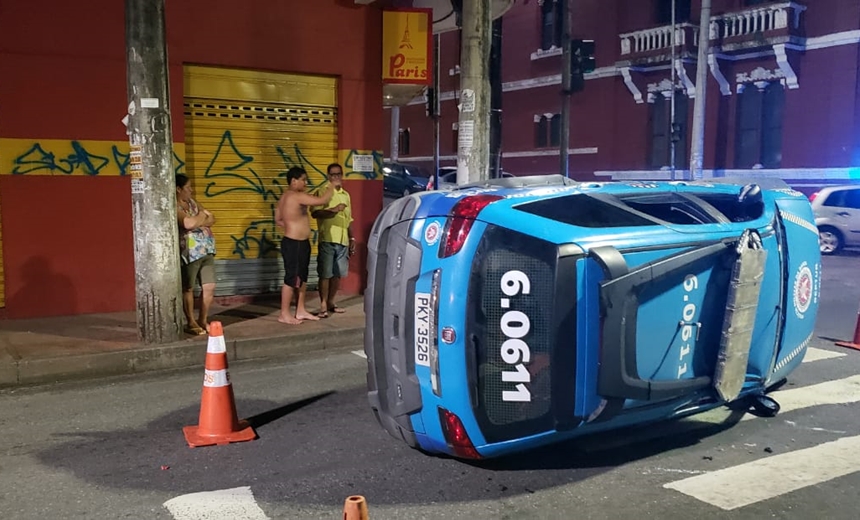 Duas pessoas ficam feridas após viatura da PM capotar no Centro Histórico de Salvador