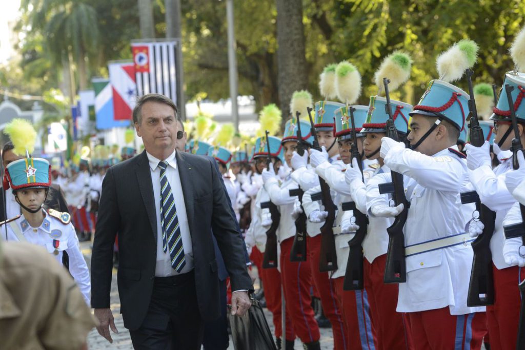 Bolsonaro diz que meta é implantar um colégio militar em cada capital do país