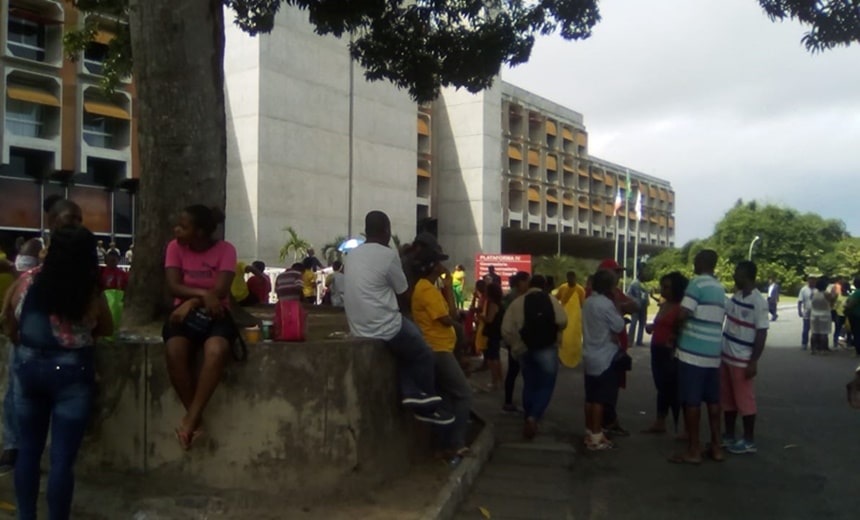 Grupos realizam manifestações no Centro Administrativo da Bahia nesta terça-feira