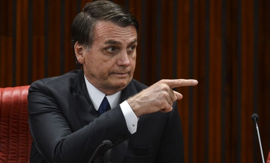 Bolsonaro assina decreto que flexibiliza regras para uso de armas e munições