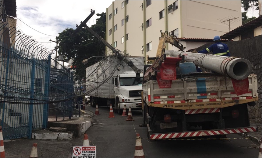 Caminhão derruba poste no Rio Vermelho; rua precisou ser interditada