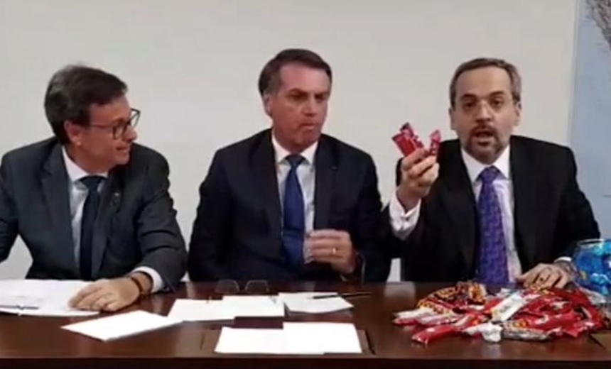 Em live com Bolsonaro, Ministro da Educação usa chocolates para explicar cortes do MEC