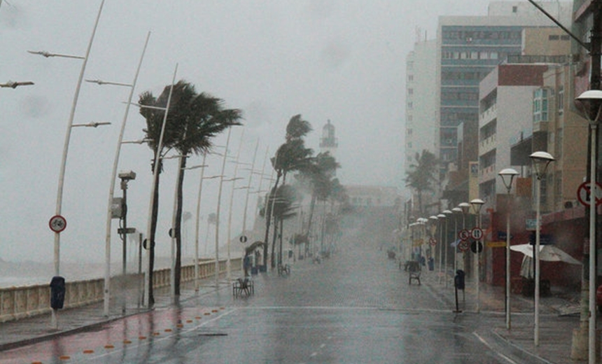 Chuva &#8216;castiga&#8217; diversos bairros de Salvador; Marinha emite alerta