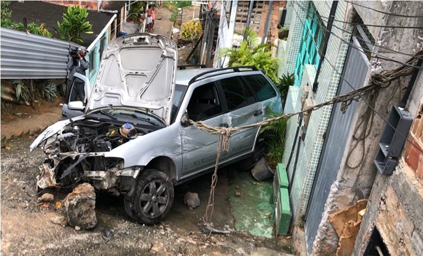 Motorista perde controle do carro, invade residência e morre com impacto da batida