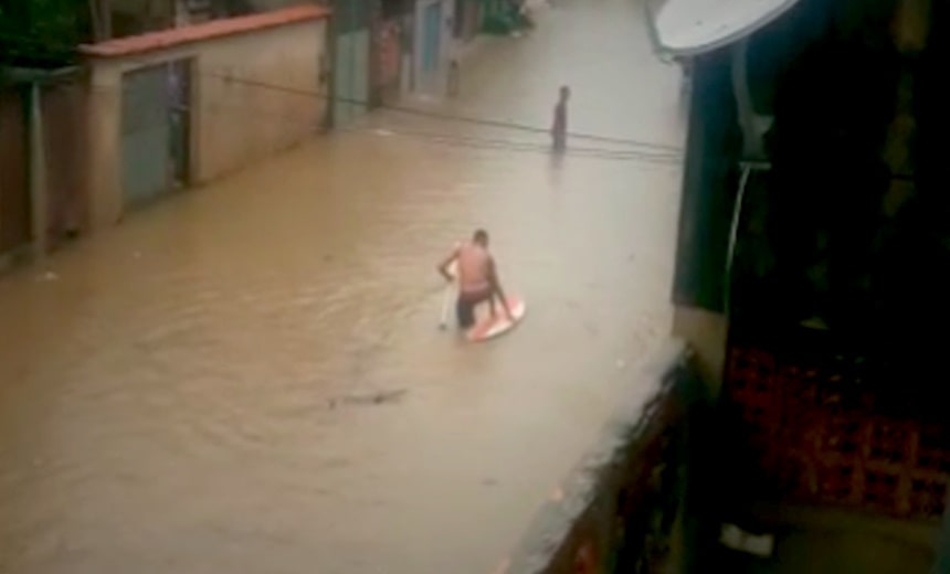 Caos: morador de Portão pratica surfe para atravessar rua alagada; veja vídeo