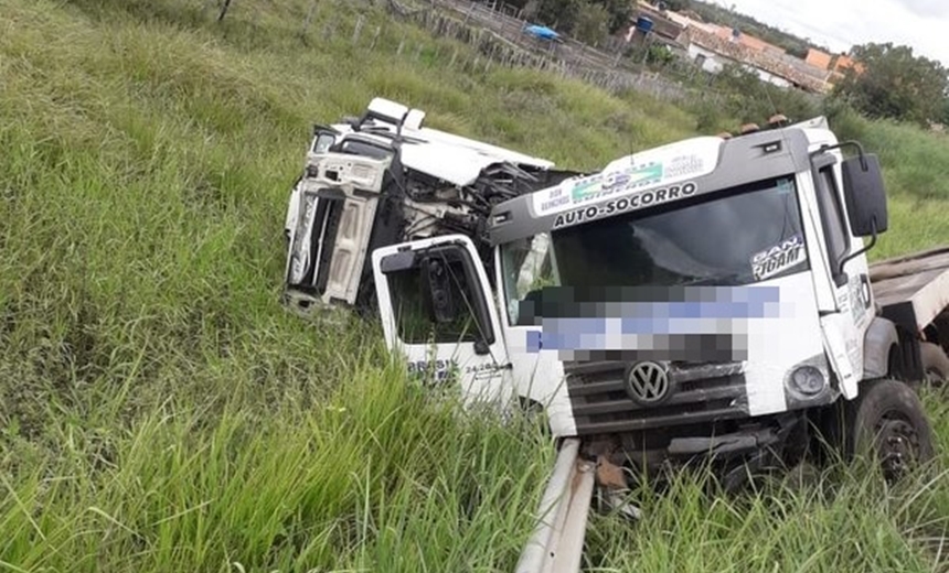 Jovem de 25 anos morre em batida entre carro e caminhão