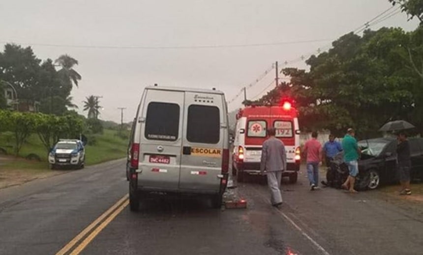 Carro bate de frente com van que transportava alunos do CPM de Alagoinhas na BR-110