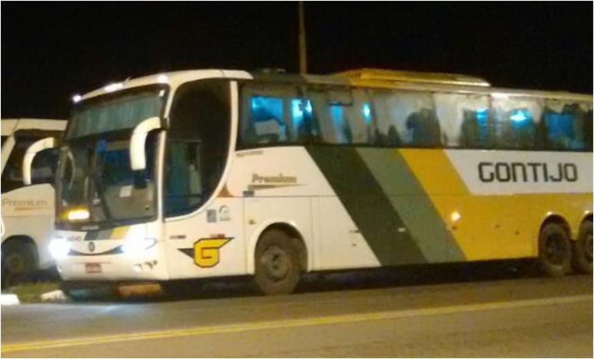 Dois ônibus interestaduais são assaltados por homens armados na BR-101, em Alagoinhas