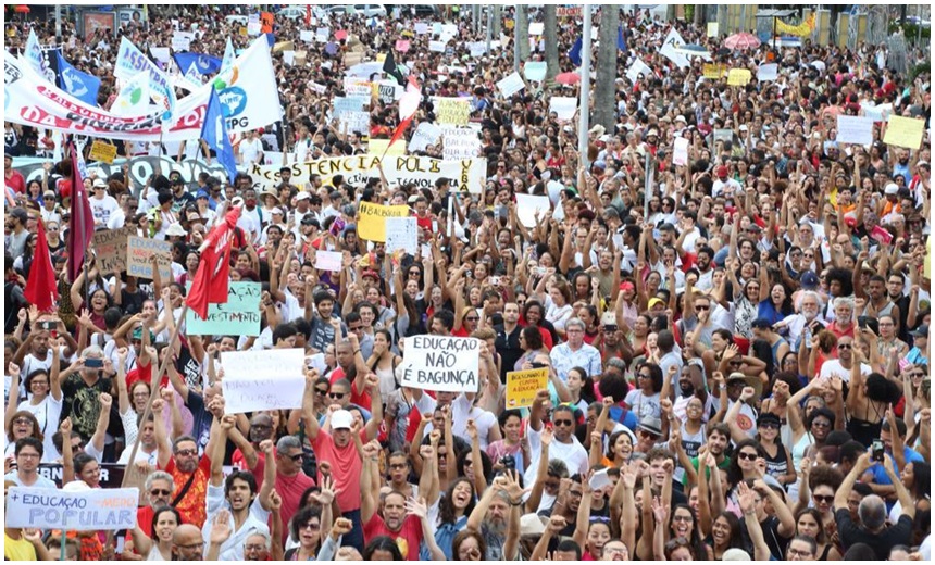 Professores e estudantes de Salvador protestam contra bloqueio de recursos da educação