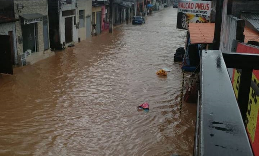 Forte chuva deixa pontos de alagamento em Simões Filho nesta quarta; veja