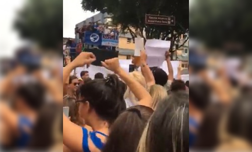 Estudantes chamam Bolsonaro de &#8220;fascistinha&#8221; durante protesto em Salvador; vídeo