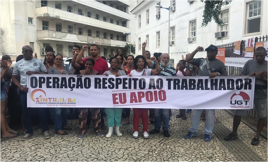 Servidores de hospital público em Salvador realizam protesto por falta de pagamento