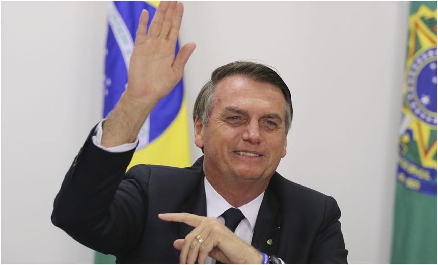 &#8220;Tudo pequenininho aí?&#8221;, diz Bolsonaro ao ser cumprimentado por oriental em aeroporto