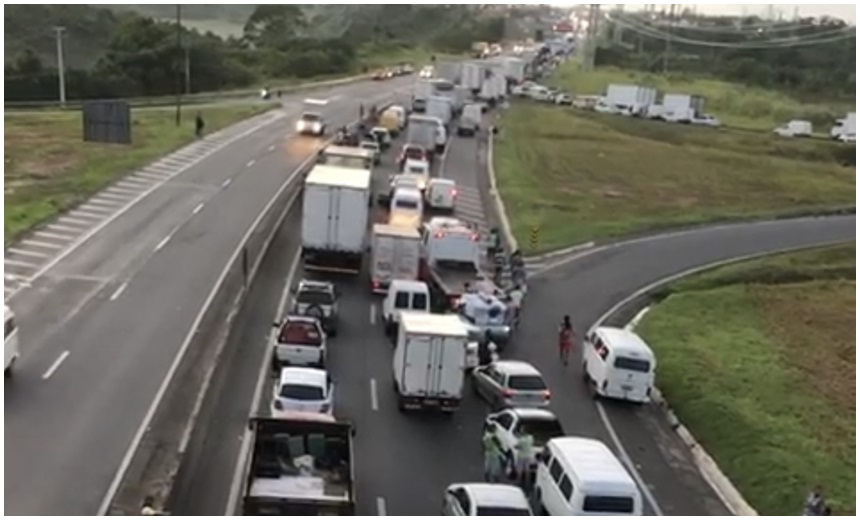 Vídeo: grupo bloqueia pista durante protesto no Cia-Aeroporto; trânsito é intenso