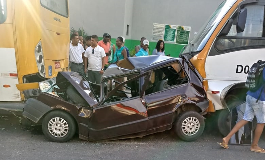 Engavetamento entre dois ônibus e um carro deixa uma pessoa ferida em Paripe