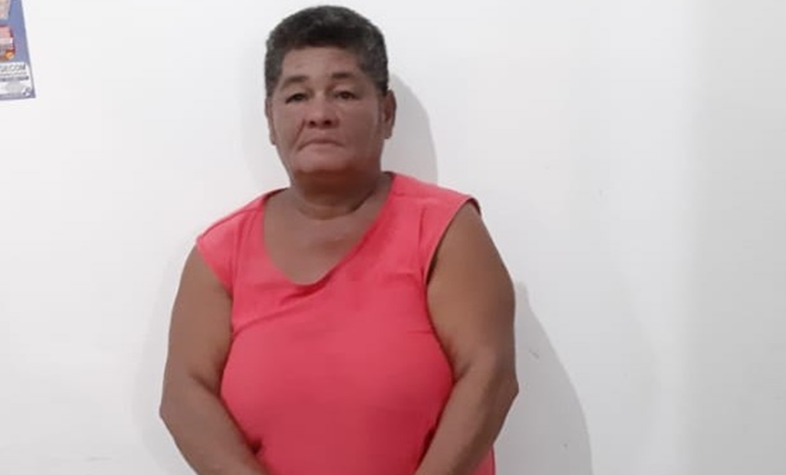 Mulher é presa após manter relacionamento com adolescente em troca de drogas