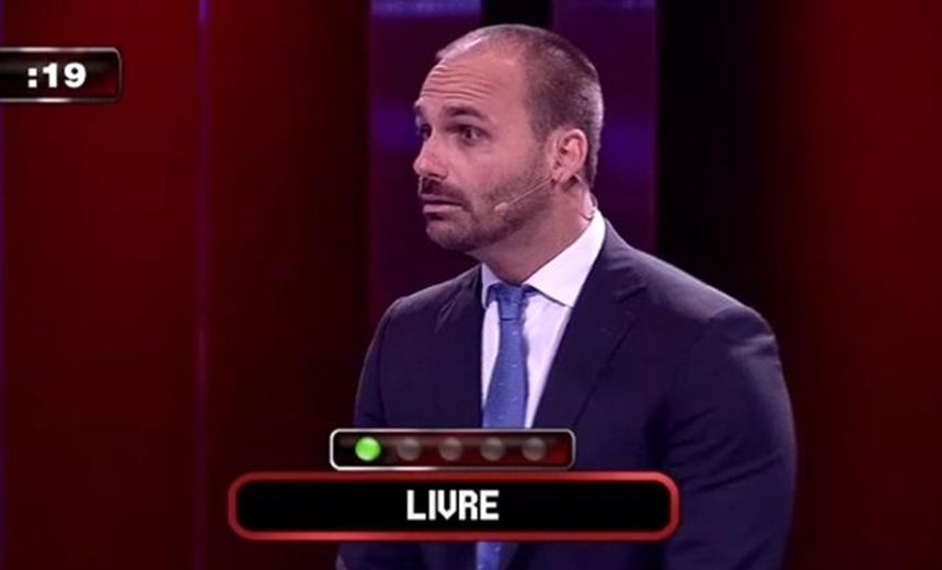 Eduardo Bolsonaro fala &#8220;Lula&#8221; como dica para palavra &#8220;livre&#8221; durante programa; assista