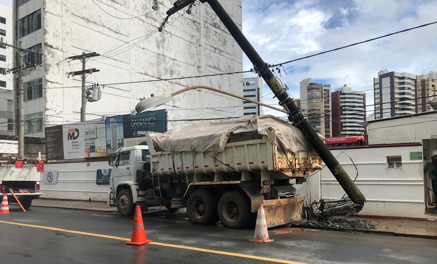 Motorista de caminhão perde controle da direção e colide com poste na Graça