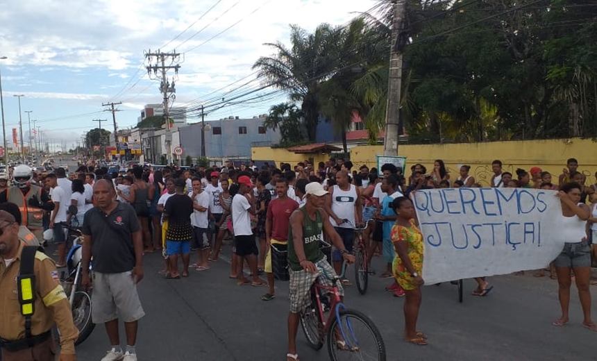 Após chacina, manifestantes bloqueiam Estrada do Coco e pedem justiça; veja