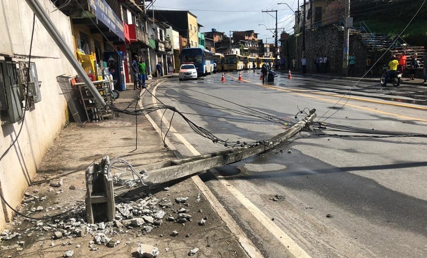 Trânsito é interrompido após caminhão derrubar poste na Avenida San Martin