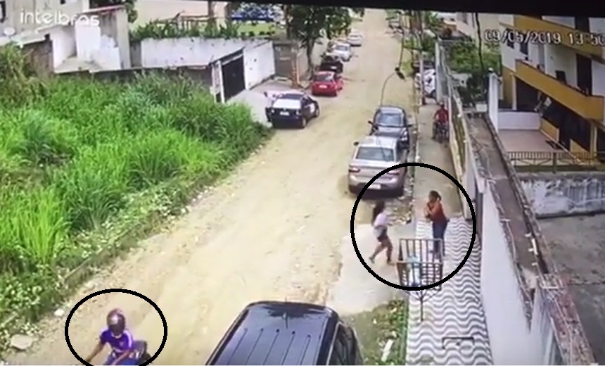 Vídeo: dupla armada chega de moto e rouba mulher que andava em rua, em Itinga