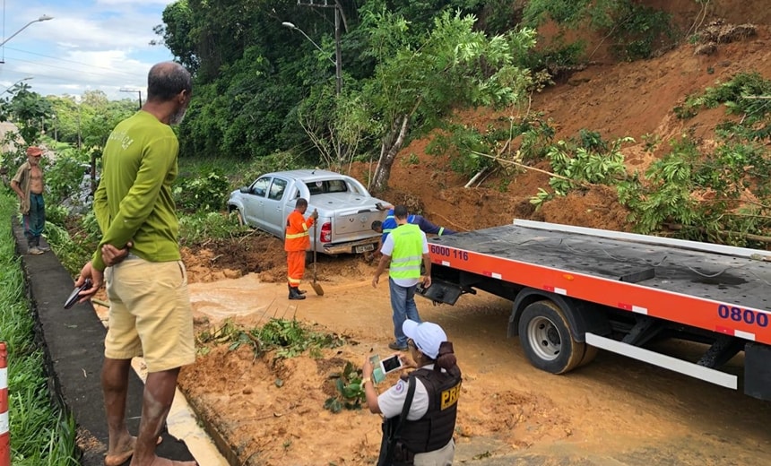 Deslizamento de terra deixa trânsito congestionado na BA-526; veículo foi atingido