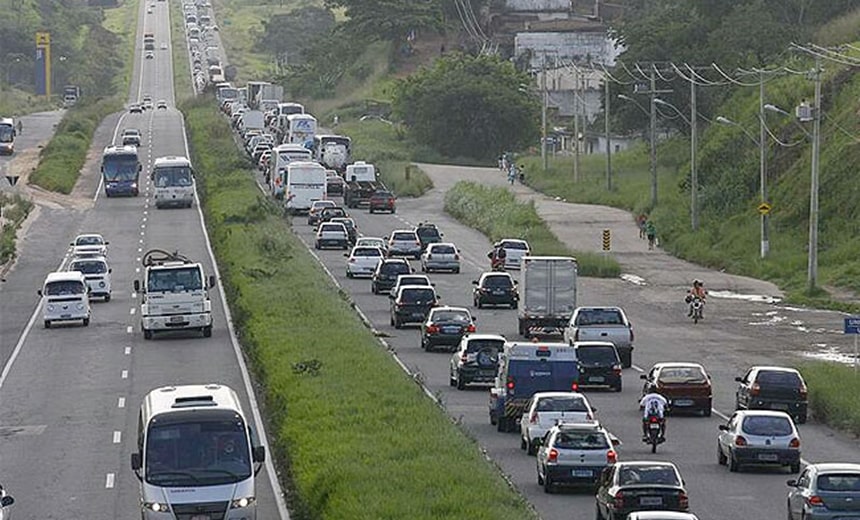 Caminhão tomba na BR-324 e deixa trânsito congestionado; carga foi saqueada