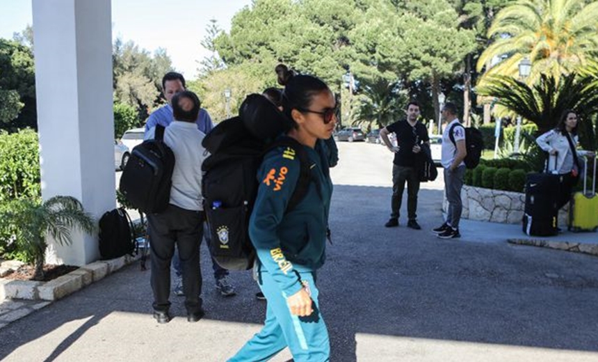 Seleção feminina chega a Portugal, onde treina para Copa da França