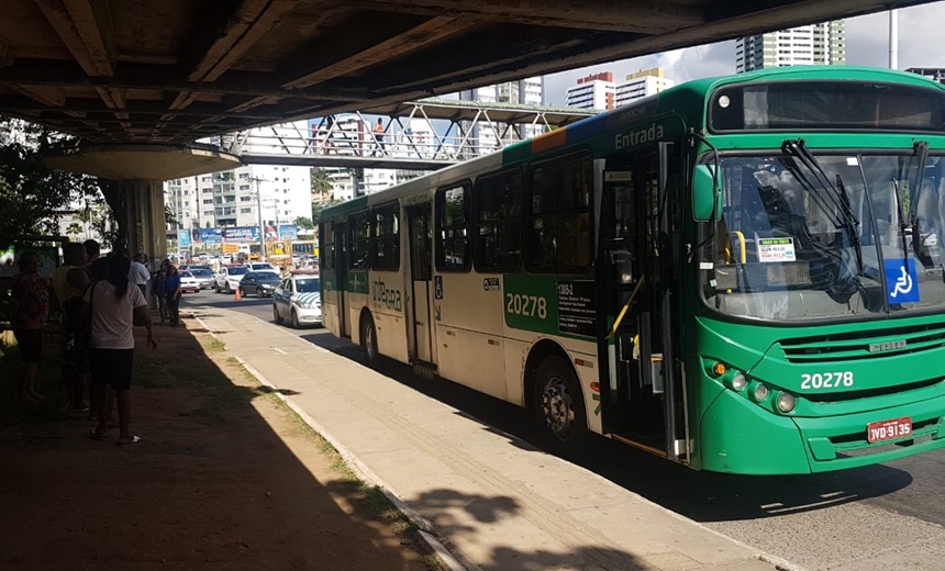 Homem morre após sofrer infarto dentro de ônibus na Av.ACM