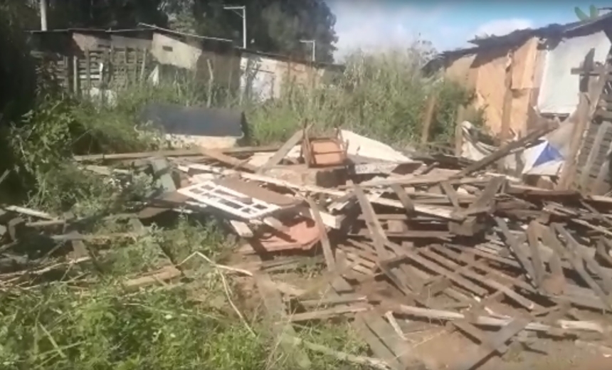 Moradores de Valéria ficam desabrigados após casas serem demolidas