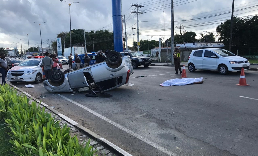 Motorista morre após perder controle da direção e veículo capotar na Estrada do Coco