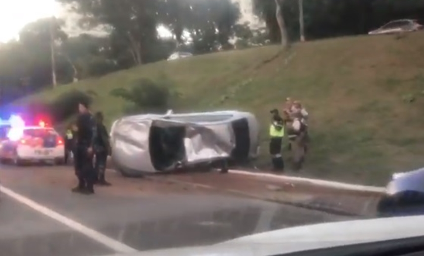 Veículo capota e deixa trânsito lento na Avenida Juracy Magalhães em Salvador