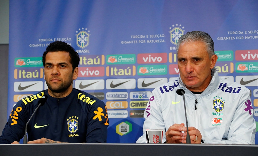 Tite tira faixa de Neymar, e Daniel Alves será capitão do Brasil na Copa América